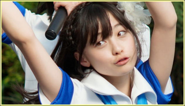 今話題の博多のローカルアイドル橋本環奈の蟹股パンチラ