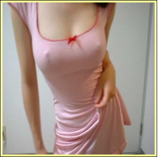 ノーブラでＴシャツ着用のため乳首の形が丸分りの素人さんｗｗｗ