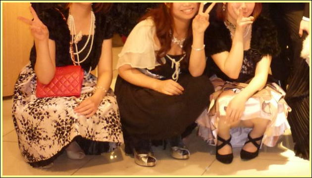 油断してポーズとか取るからパンチラしてんねん