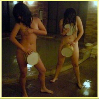 TwitterなどにうｐされてたJKや素人女子同士のオフザケや微エロ画像集めてみた！！