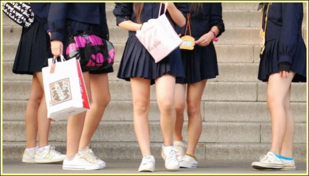 (*ﾟ∀ﾟ)=3 ﾑｯﾊｰ 生足ミニスカJK集団がエロいｗｗｗこれは襲いたくなるレベルｗｗｗ