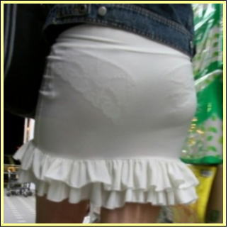 パンツが透けたまま歩く、透けパン娘たち