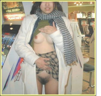 お店の中で露出している画像