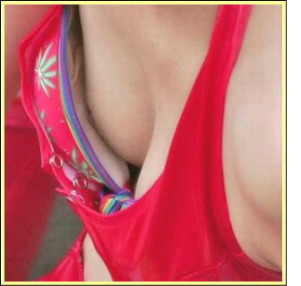 胸元から見える、おっぱいが気になる素人娘
