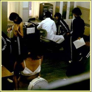 小学校教諭「女児の着替えに興味があった」←気持ちは分かるが盗撮したらアカンやろ(｀・ω・´)