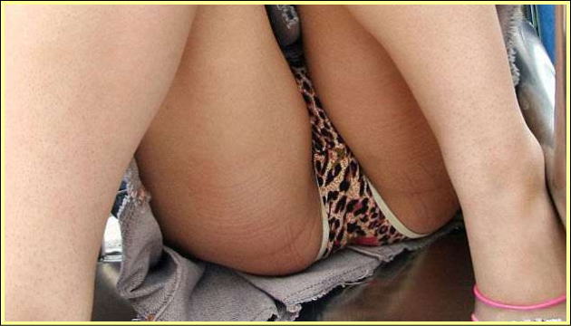 パンツ画像の中でも最上級のエロさを誇るしゃがみパンチラ好きちょっとこいｗｗｗ