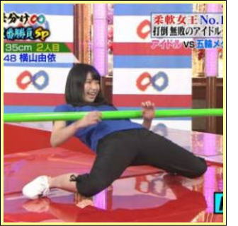 【汚れアイドル？】これはやり過ぎ！がに股大股開きで股間を突き出すAKBグループ！