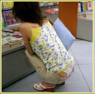 ローライズ娘の、後ろから見えるパンツ＆尻