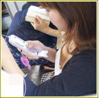 満員電車で人混みに紛れてこっそり胸チラ盗撮！！
