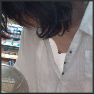 胸元ゆるすぎワロタｗｗｗ可愛らしい乳首まで見せてくれる乳首チラ画像 30枚