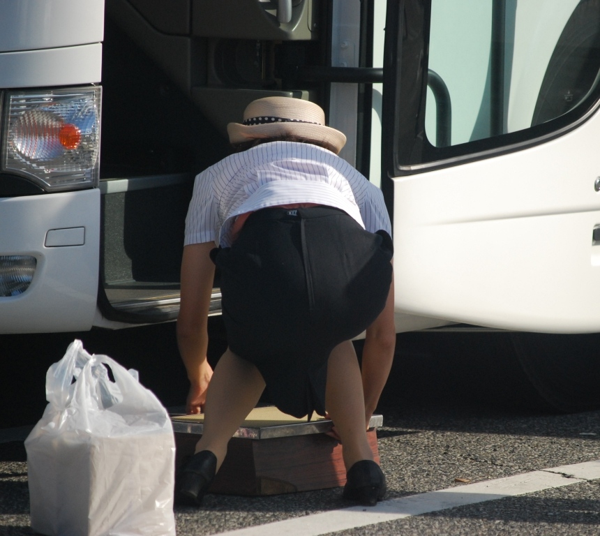 停車したバスの周りで働く前かがみのバスガイドさんのケツに視点集中ｗｗ
