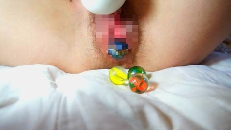 彼女のおまんこにビー玉入れたら・・・これはガチヤバイｗｗｗｗｗ