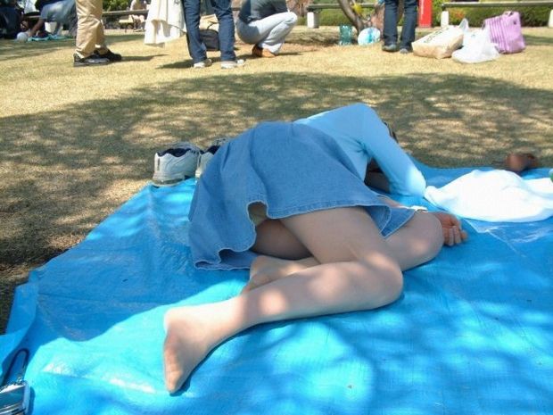 ニイハイ姿のお姉さん