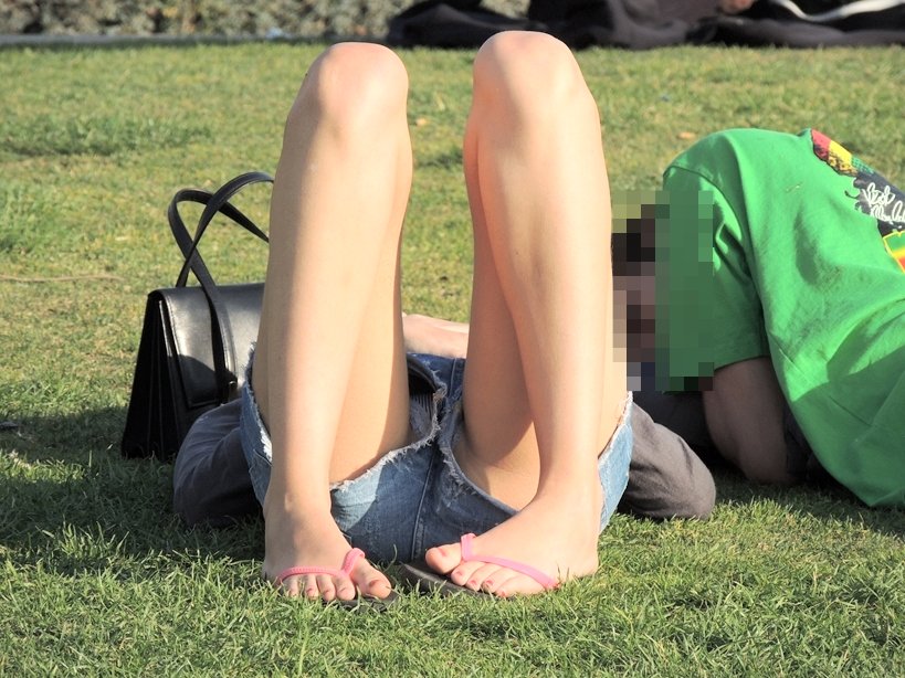 ホットパンツの僅かな隙間から見えるパンチラ画像