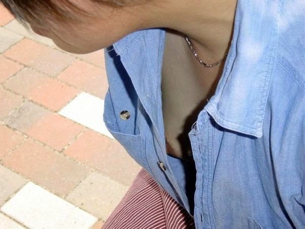 乳首がギリギリ見えてる胸チラ画像