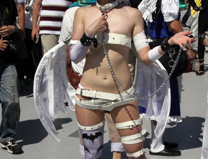 【エロ画像】コミケにいた素人女子の素肌の過激な露出で男たちの視線を釘付けにするコスプレイヤーの画像・動画　50枚