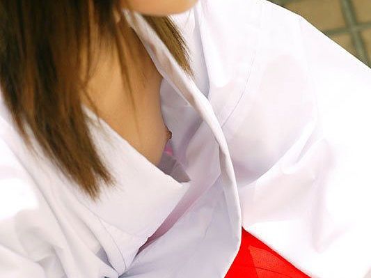 ちょｗｗｗお姉さん乳首見えすぎｗｗｗ早く隠さないと！！って感じの胸チラ画像