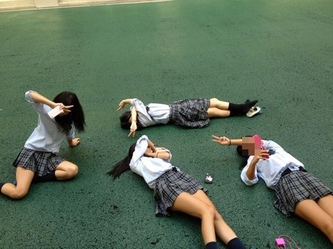 【画像あり】女子高生ってちょっと大胆？友達同士でふざけてエッチな写真撮ってる時、恥じらいがまったくないね！