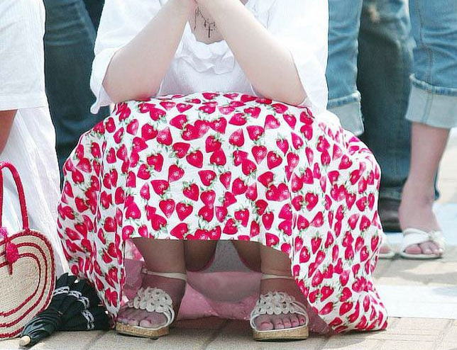 【画像】 しゃがみパンチラのエロいことエロいこと・・ｗｗｗ