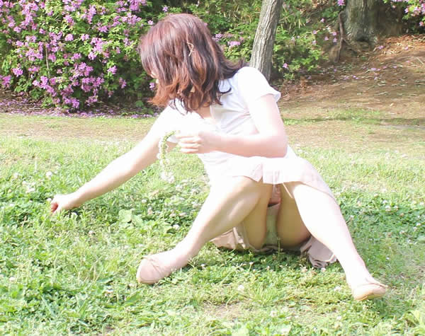 芝生の上では気が緩みパンチラしてる事に気づいてない素人お姉さん