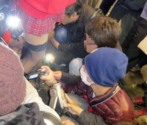盗撮で逮捕しろ！イベントでスカートの中を撮影するカメラ小僧たち(｀・ω・´)