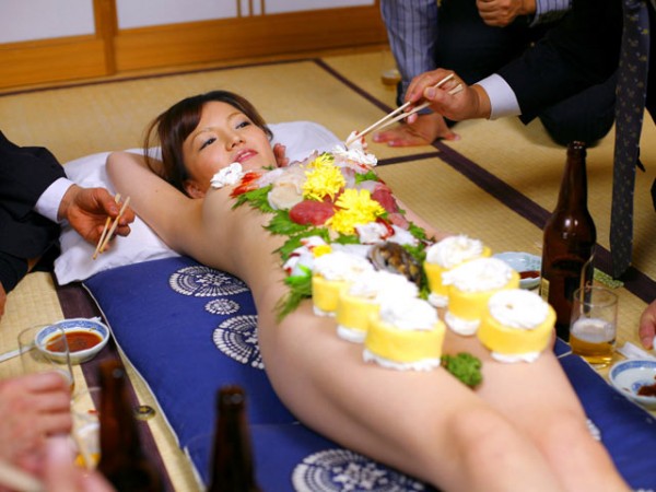 昭和のオッサンに聞きたいんだけどバブルの頃の宴会って女体盛りで股間のアワビに舌鼓を打ってたってマジ？