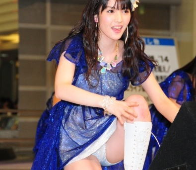 道重さゆみがエロすぎるしゃがみパンチラ