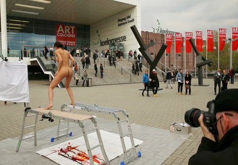 【露出狂】美人アーティストの全裸パフォーマンスであそこから何かが…Σ(ﾟдﾟlll)
