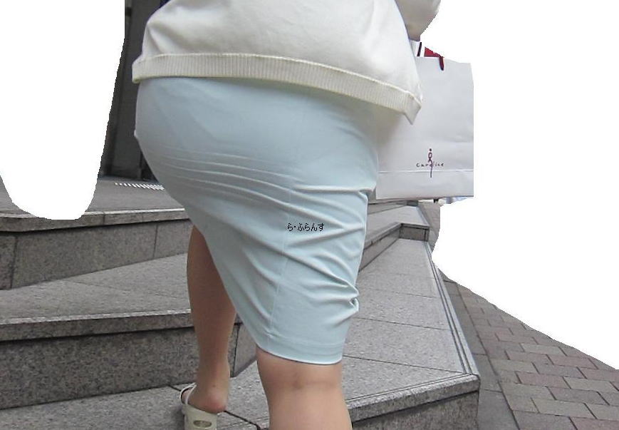 ナースがパンツを透けさせてやがるので激写したった