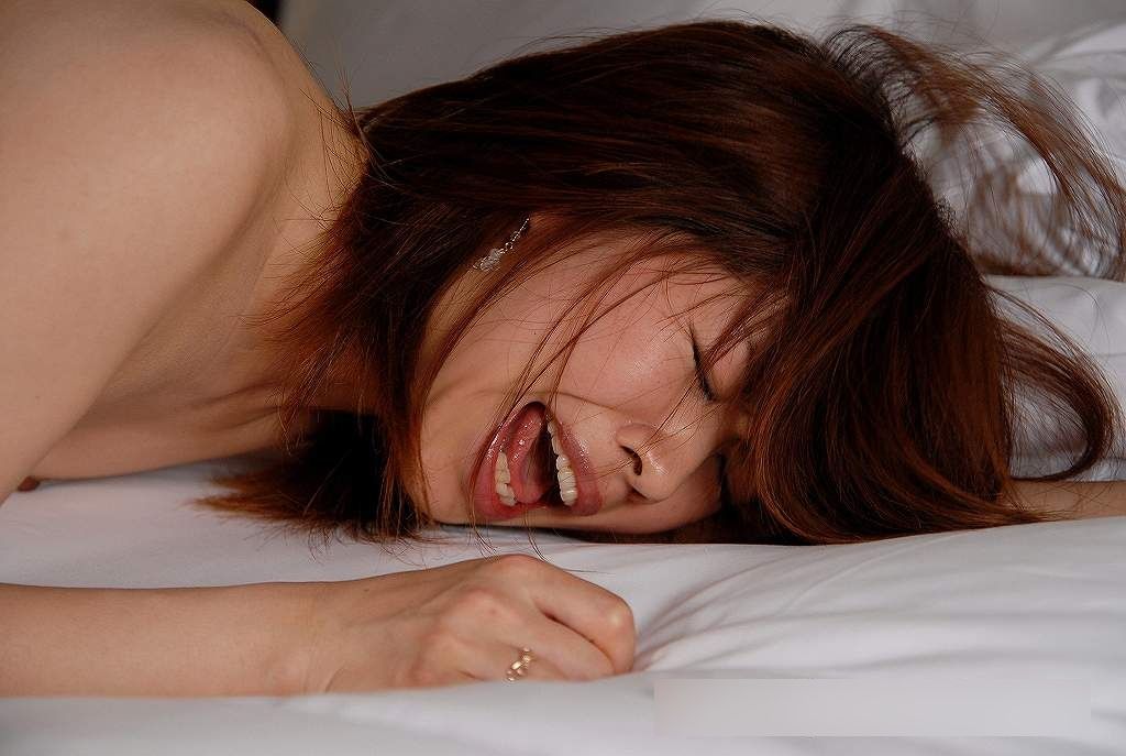 気持ち良いのを全く我慢していない女性の顔面ドスケベ画像【11】