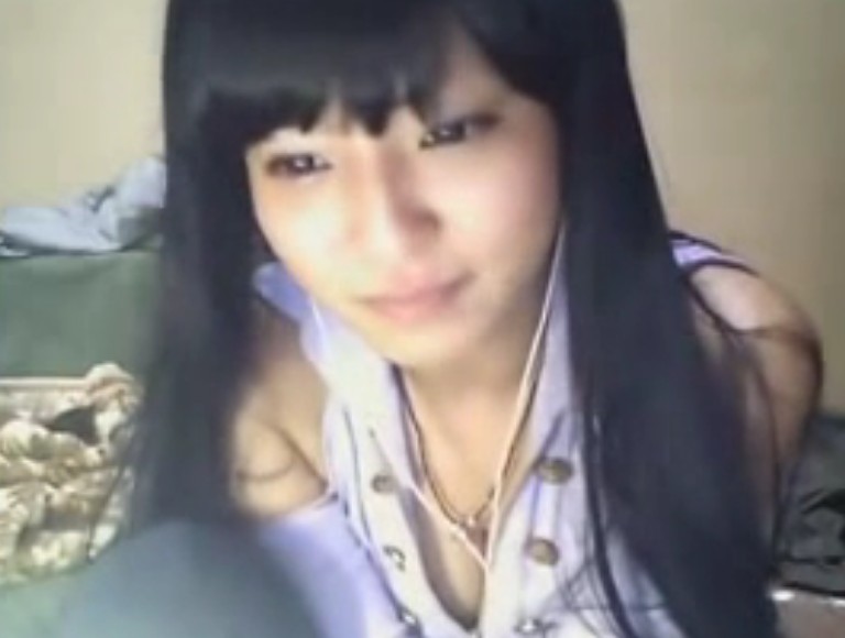 百田夏菜子似のJKの谷間が見えまくっている件ｗｗ