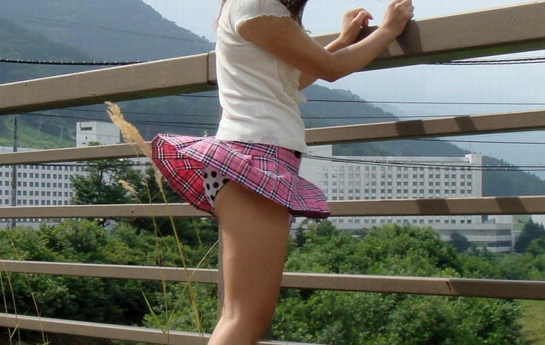 【中風パンチラ】その子が今日履いているパンティの色やデザインが判明ｗｗｗ
