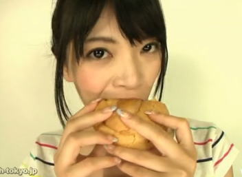 【閲覧注意】シュークリーム食べながらの排便放尿娘が変態過ぎるｗｗｗｗｗｗｗｗｗ