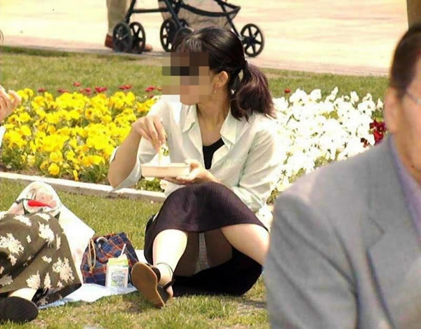 素人熟女のパンチラ画像