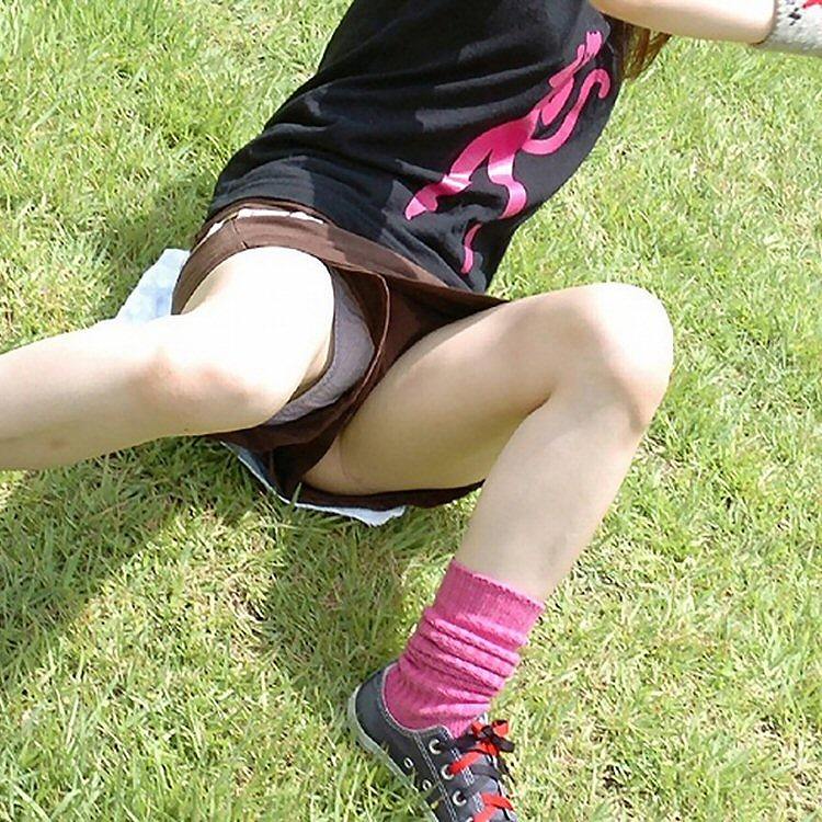 春の訪れを渇望する公園パンチラエロ画像