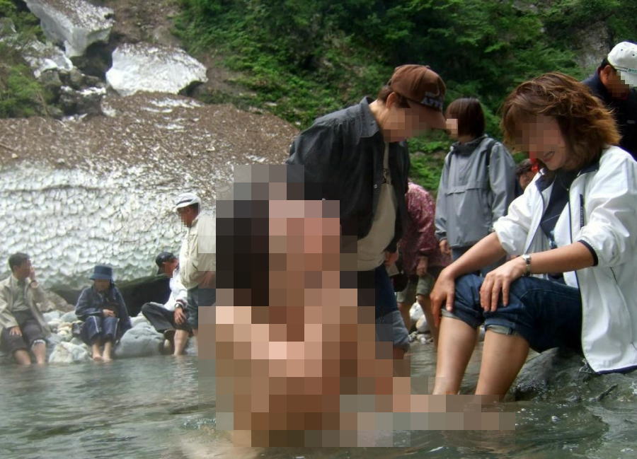 「足湯のはずが・・・」笑ってしまうほど場違いな女のエロ画像