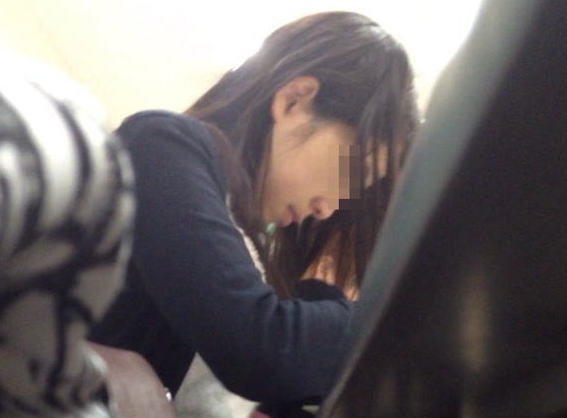 【画像あり】隣に座る女性をリアルタイムでオナネタにする男の愚行