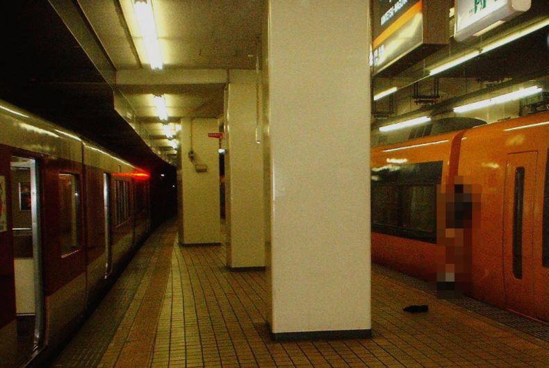 地下鉄でチンチンを思い切り電車に擦り付ける男