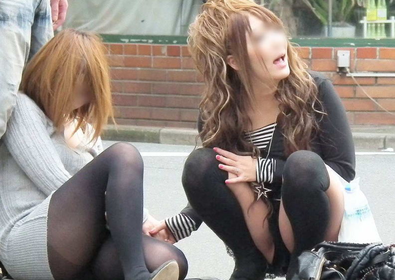 【パンチラ画像】しゃがんだ時にいちいちパンツ隠すのって面倒だよな！！！