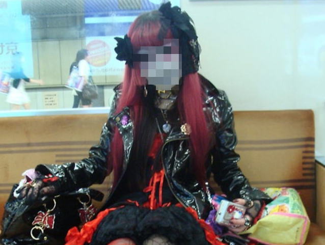 【ホラー】電車内で遭遇したゴシック少女の怖過ぎるコスプレ画像