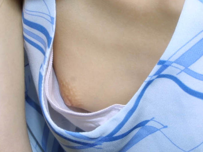 乳首限定30枚！一つ残らずビーチク見えてる胸チラエロ画像