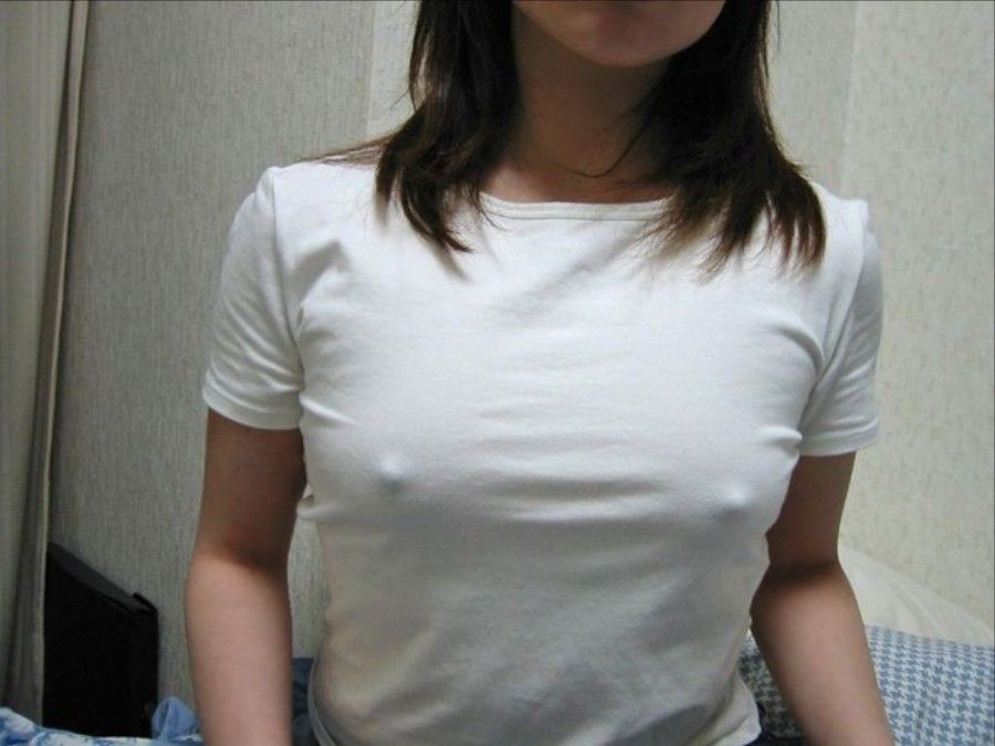日本人女性が外国人みたいにノーブラで乳首透けてるエロ画像