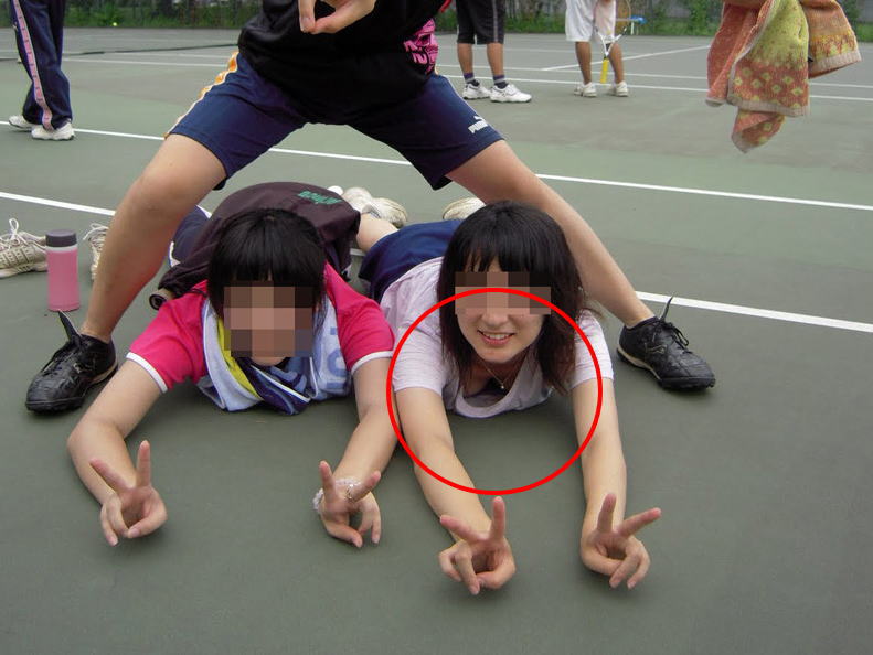 【記念写真】女友達の写真見返してみるとパンチラ胸チラあるかもよ！！！