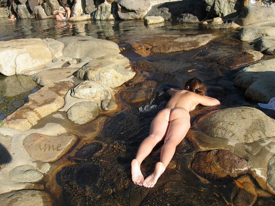 素人混浴露天風呂エロ画像!「知らない男女が一緒に温泉入るって問題無しなの??」【2】