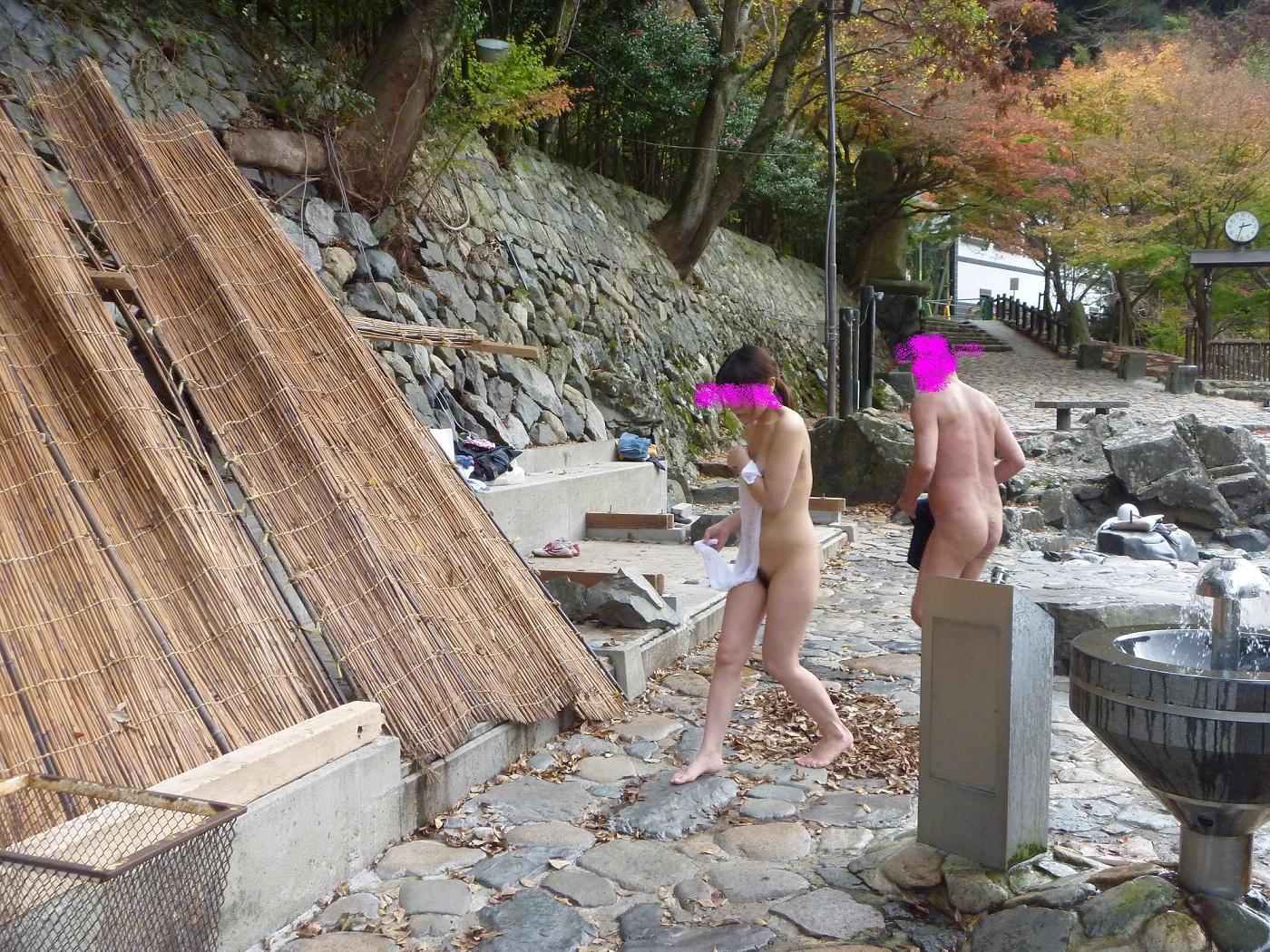 素人混浴露天風呂エロ画像!「知らない男女が一緒に温泉入るって問題無しなの??」【3】