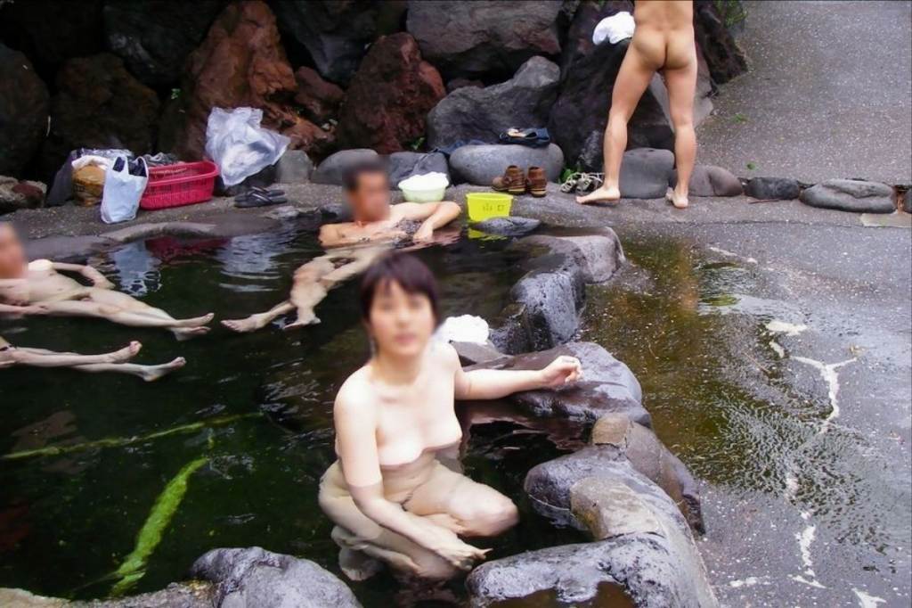 素人混浴露天風呂エロ画像!「知らない男女が一緒に温泉入るって問題無しなの??」【7】