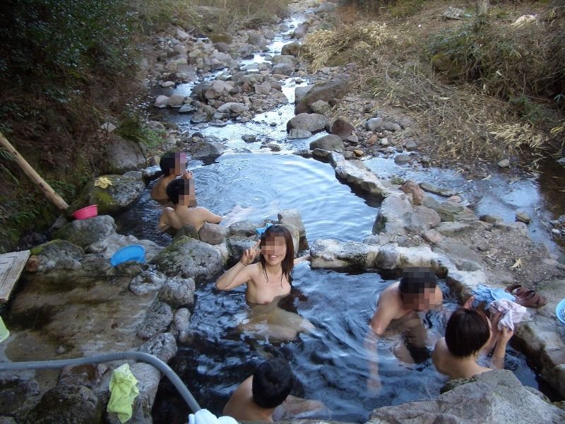 素人混浴露天風呂エロ画像!「知らない男女が一緒に温泉入るって問題無しなの??」