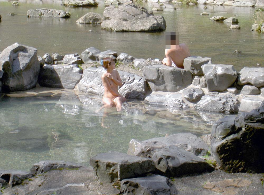 素人混浴露天風呂エロ画像!「知らない男女が一緒に温泉入るって問題無しなの??」【11】