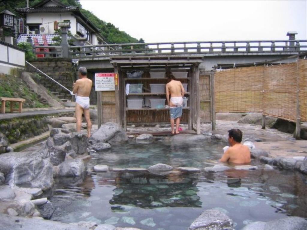 素人混浴露天風呂エロ画像!「知らない男女が一緒に温泉入るって問題無しなの??」【18】