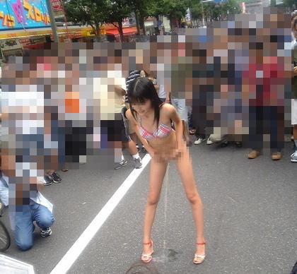 女子のおしっこに関連するエロヤバイ放尿シチュエーション画像